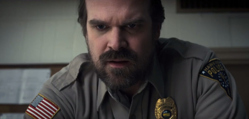 ¡David Harbour oficia boda de fans con su vestimenta de Jim Hopper!