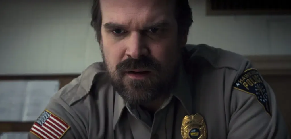 ¡David Harbour oficia boda de fans con su vestimenta de Jim Hopper!