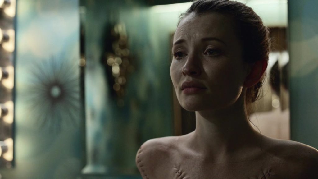 Emily Browning admite que perder a los showrunners originales fue aterrador