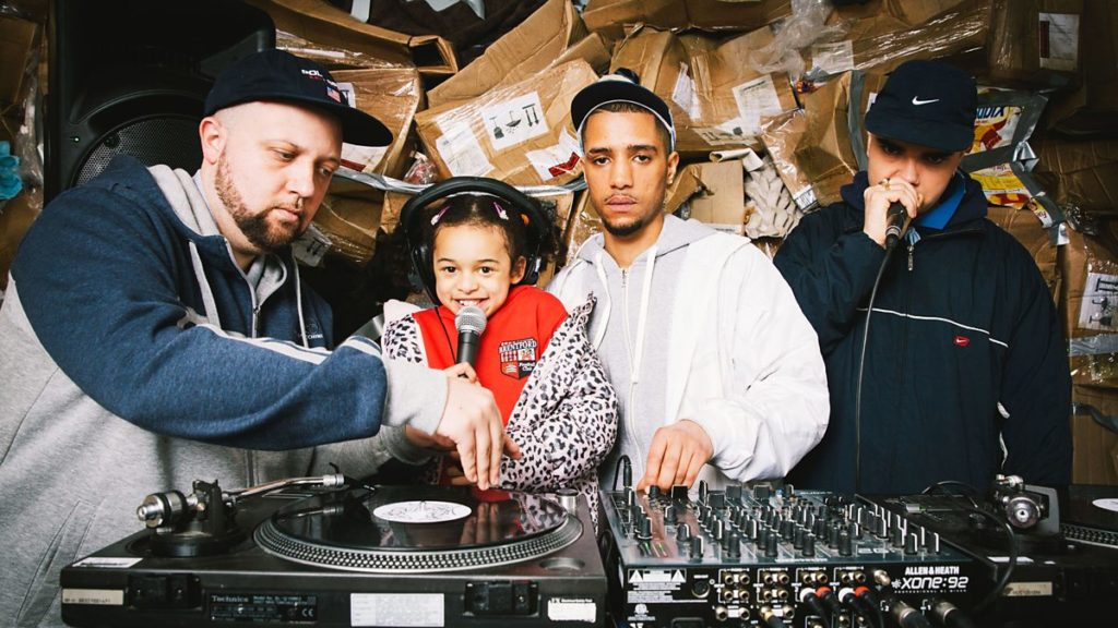 Amazon ordena un remake de la serie inglesa People Just Do Nothing