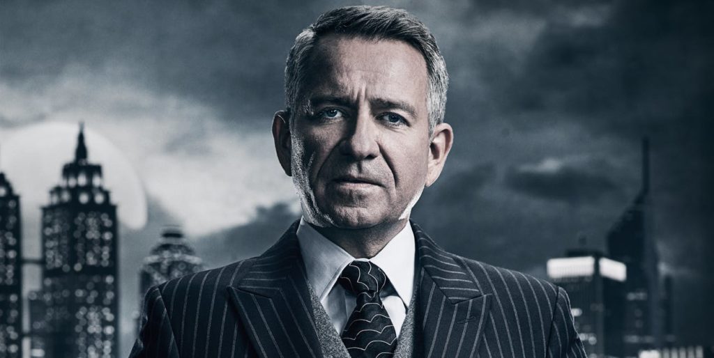 Sean Pertwee quiere participar en la serie sobre el mayordomo de Bruce Wayne