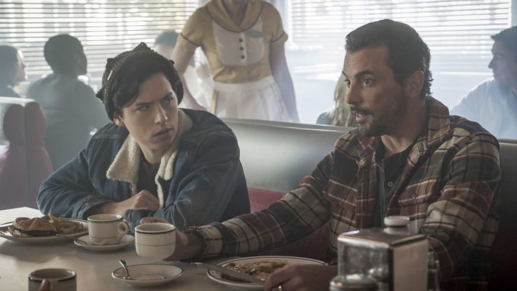 Skeet Ulrich habla sobre la llegada de la mamá de Jughead