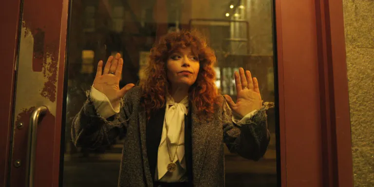 8 películas que debes ver si te gustó la nueva comedia negra de Netflix