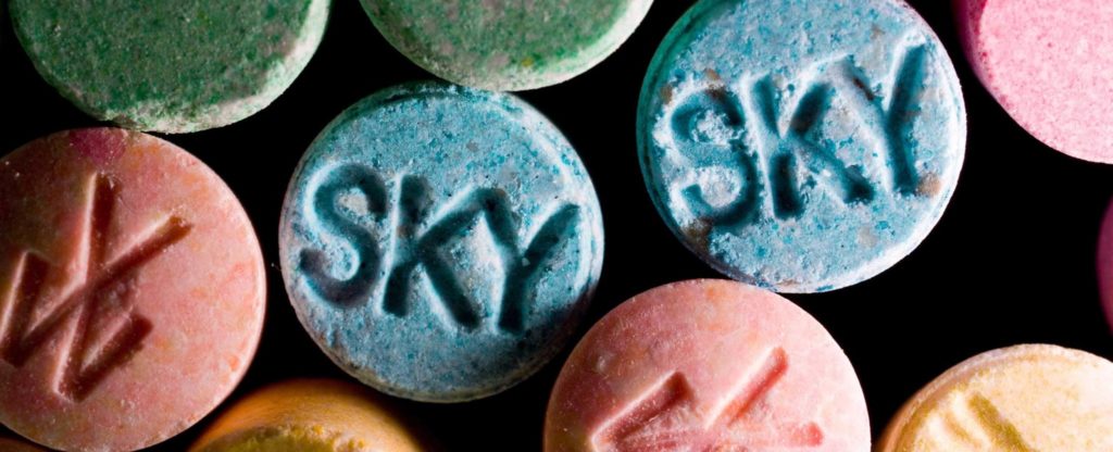 La historia del sacerdote que popularizó el consumo de éxtasis llegará a la televisión