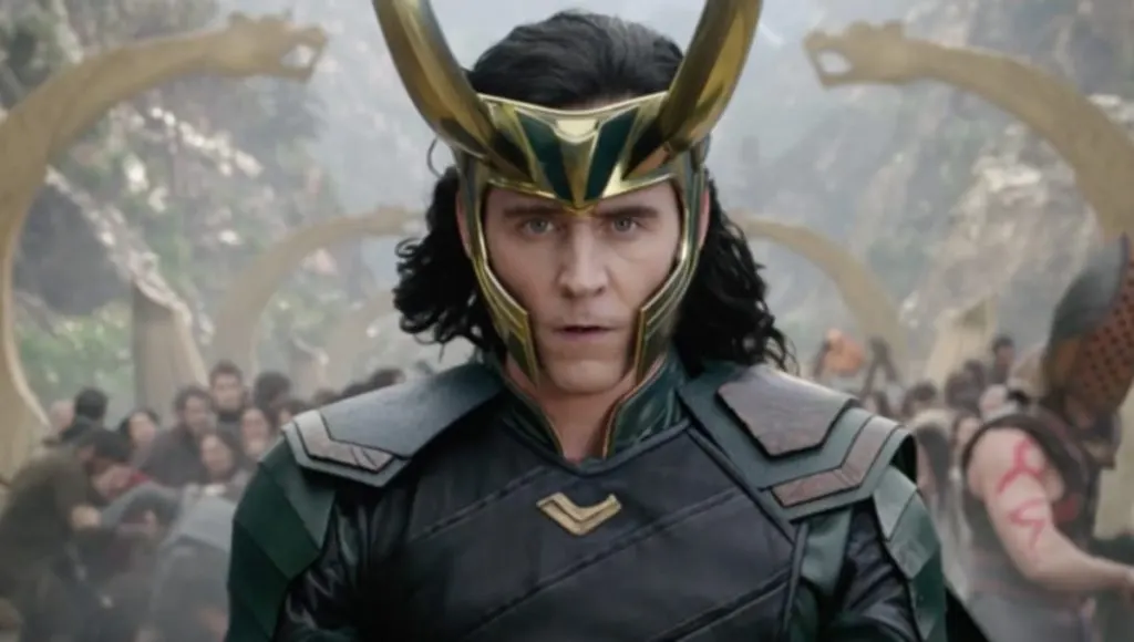 Tom Hiddleston dice que la serie explicará por qué su personaje usa cuernos