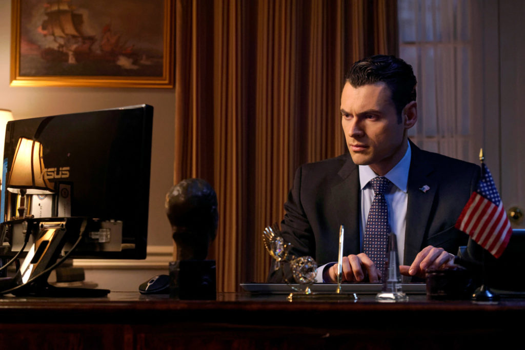 Adan Canto protagonizará la adaptación de 'The Hypnotist’s Love Story'