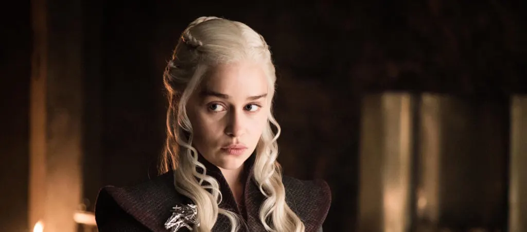 Emilia Clarke admitió haber revelado cómo termina la serie