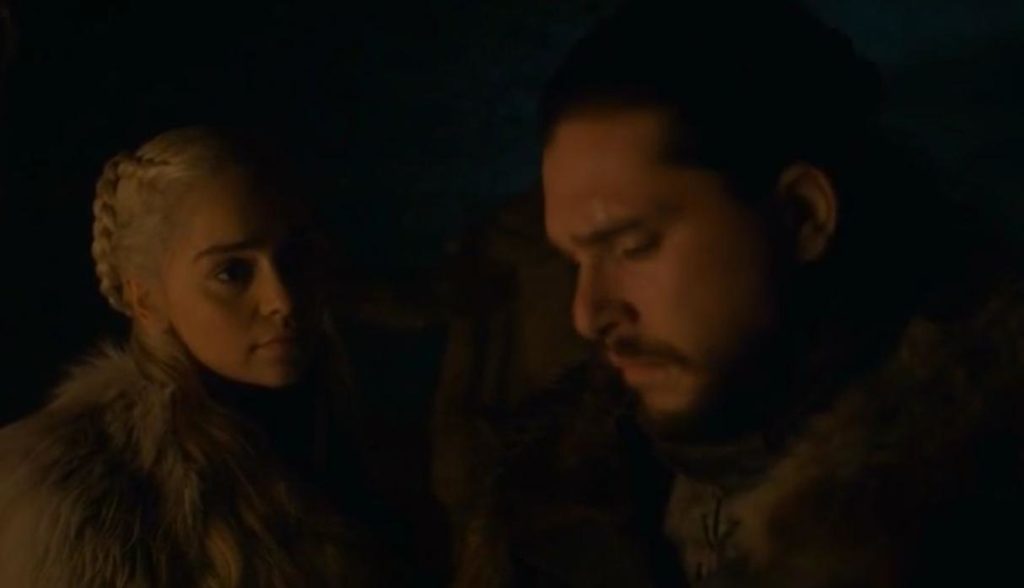Emilia Clarke defiende la reacción de Daenerys al enterarse de su relación familiar con Jon