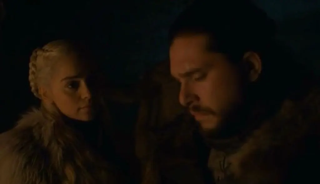 Emilia Clarke defiende la reacción de Daenerys al enterarse de su relación familiar con Jon