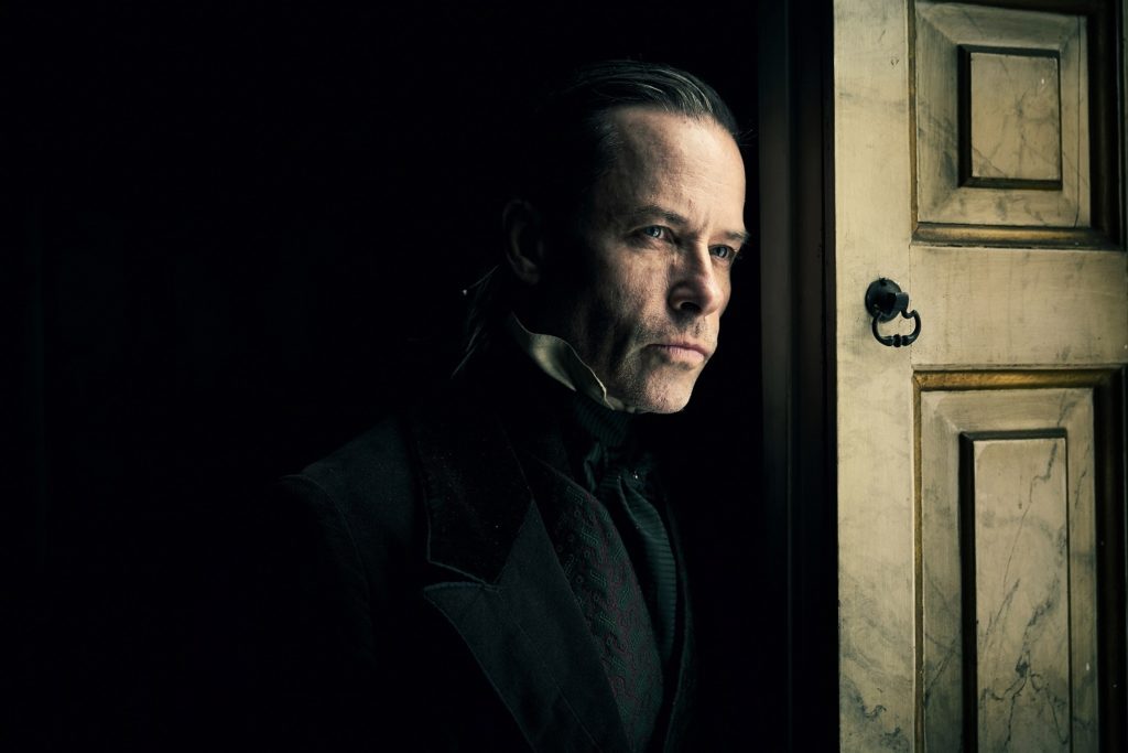 Guy Pearce protagonizará la adaptación de BBC y FX