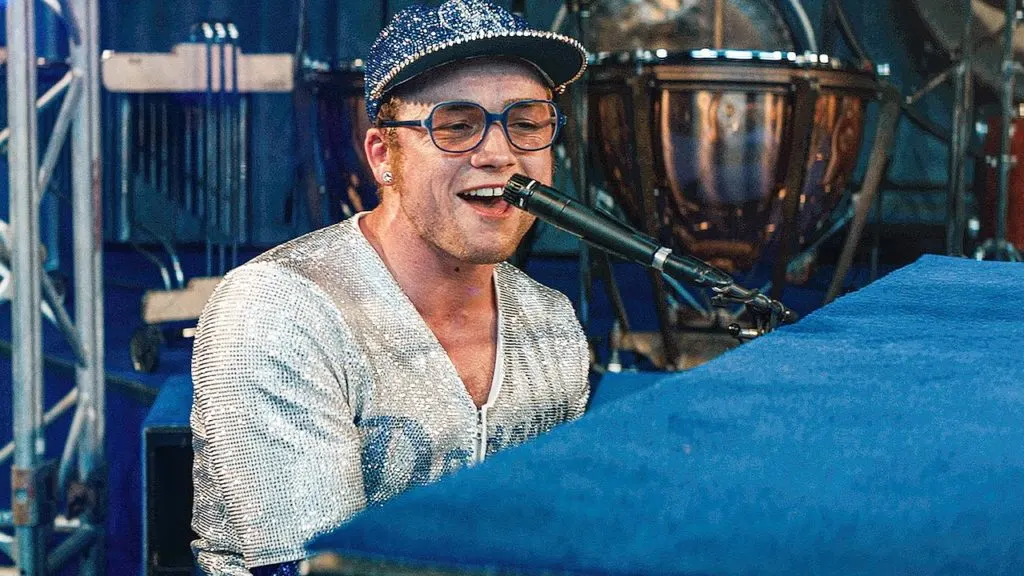 Escucha completo el soundtrack con la voz de Taron Egerton