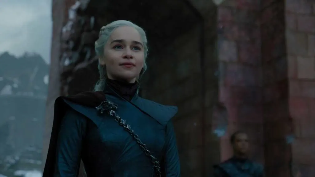 Emilia Clarke se preparó para su discurso final con videos de Hitler
