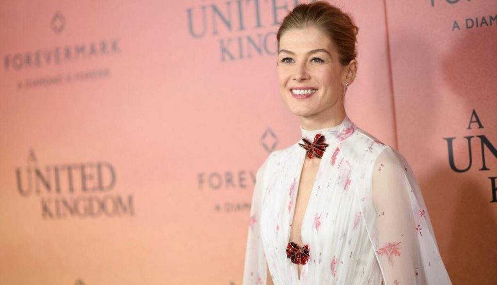 Rosamund Pike será la protagonista de la nueva serie de fantasía de Amazon