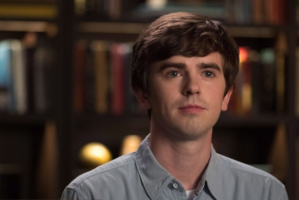 Freddie Highmore desarrolla una comedia de humor negro para TBS