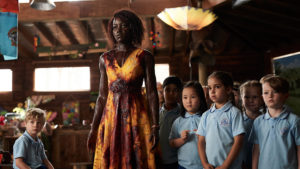 Mira a Lupita Nyong'o enfrentar a una horda zombies