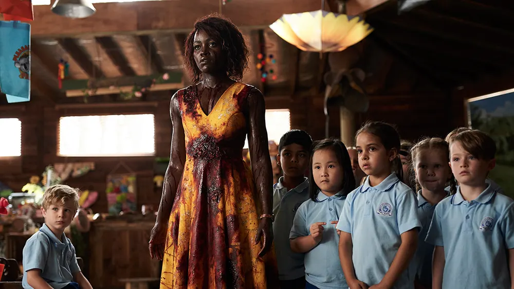 Mira a Lupita Nyong'o enfrentar a una horda zombies