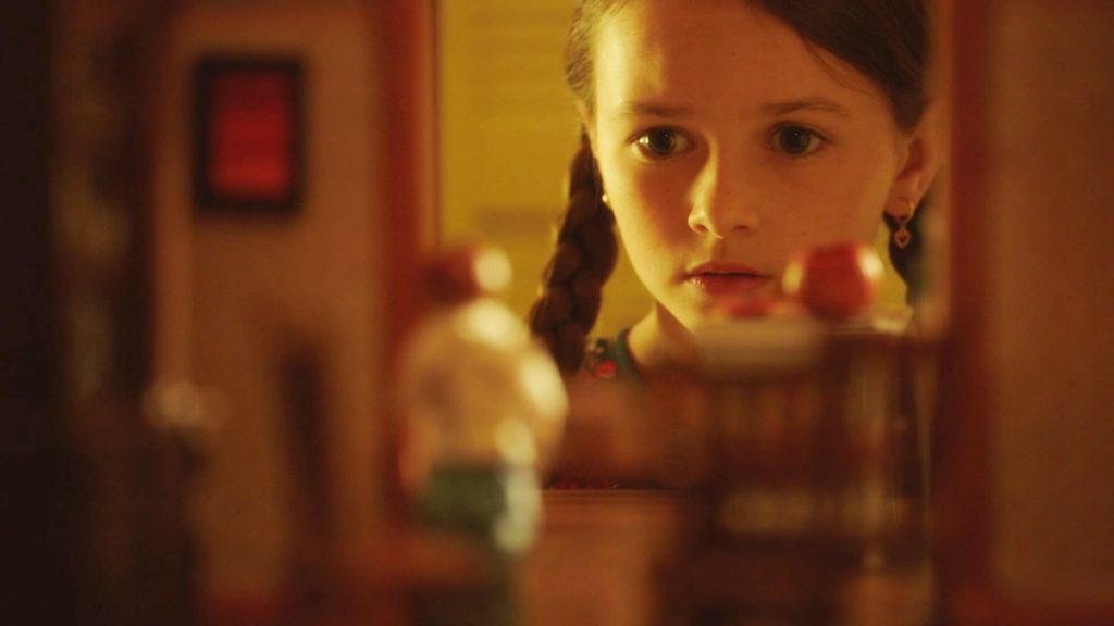 La nueva versión televisiva rinde honor a las oscuras y divertidas historias de terror clase B