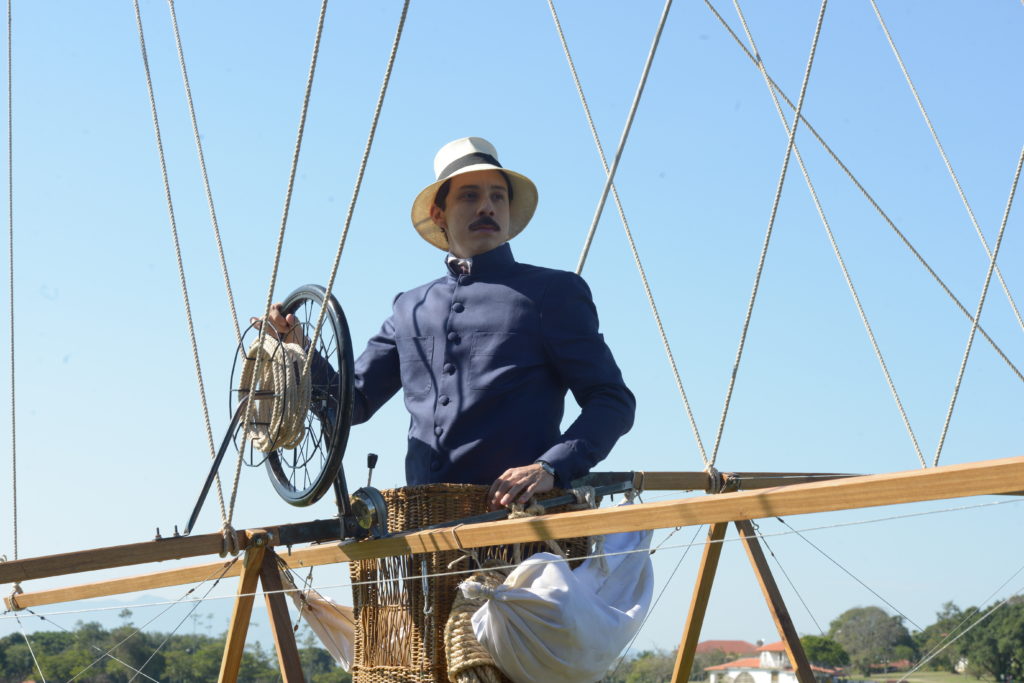 João Pedro Zappa da vida a Santos Dumont y nos cuenta todo de su personaje