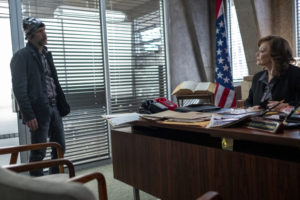 ¡Entrevistamos a Tim Blake Nelson y a Jean Smart, aka Looking Glass y Laurie Blake!