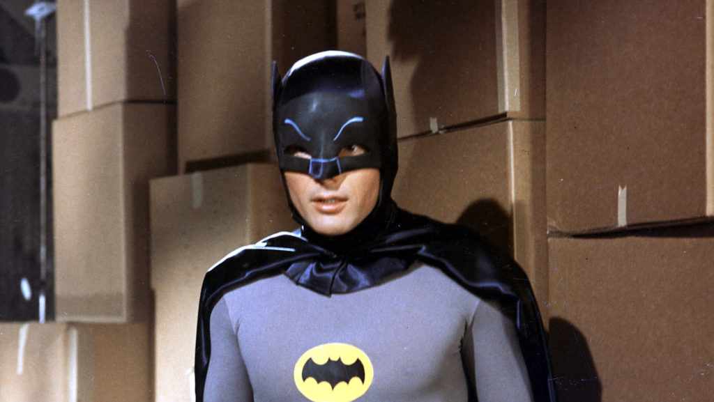 Pattinson podría utilizar un traje similar al de Adam West