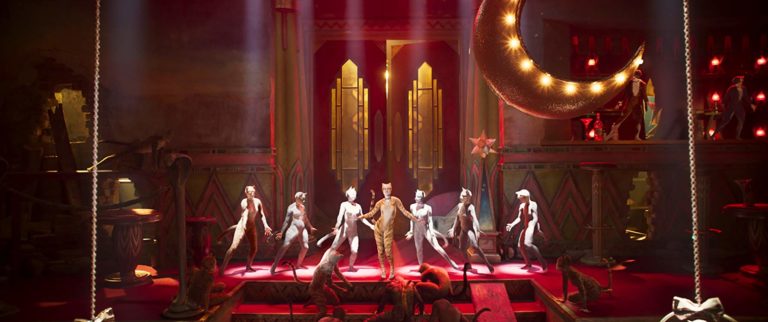 El famoso musical de Andrew Webber toma vida dentro de la pantalla grande, pero…
