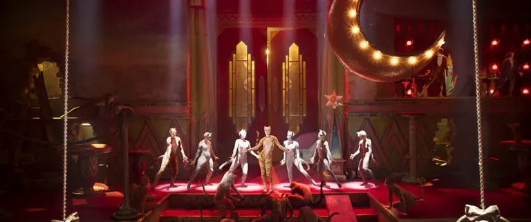 El famoso musical de Andrew Webber toma vida dentro de la pantalla grande, pero…