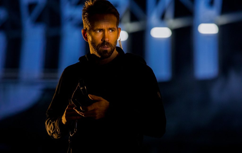 Acción combinada con Ryan Reynolds, al estilo Michael Bay, pero...