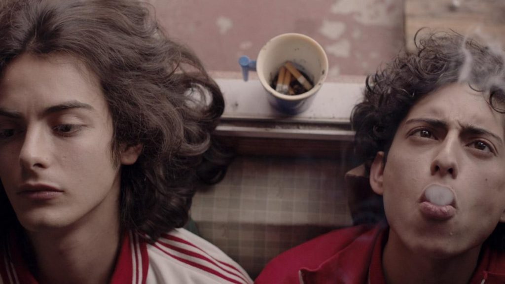 Un psicodélico viaje hacia los 80 que ondea fuertemente el estandarte de la libertad de pensamiento, pero…