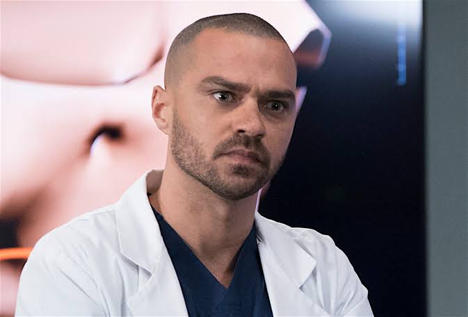 ¡Jesse Williams podría tener menos escenas en la temporada 16!