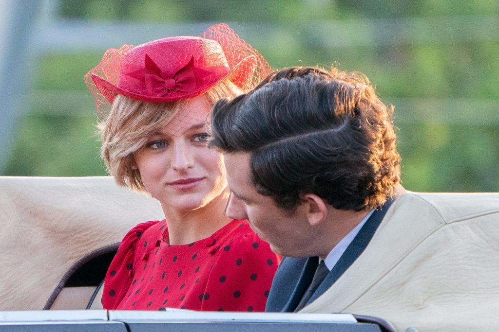 Emma Corrin luce idéntica a la Princesa Diana en las nuevas fotos del set de grabación