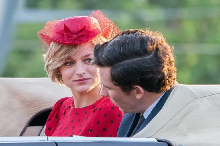 Emma Corrin luce idéntica a la Princesa Diana en las nuevas fotos del set de grabación