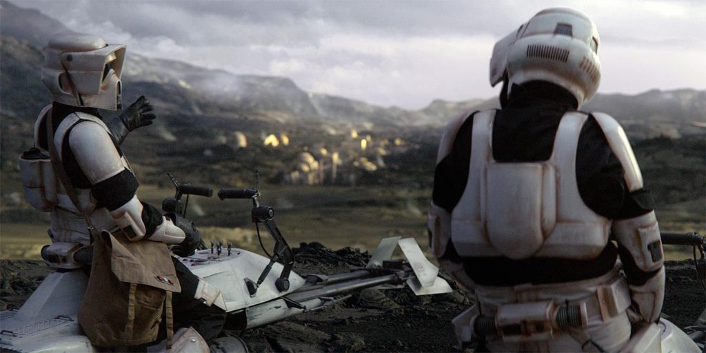 No le peguen fuerte a Baby Yoda... ¡es muy caro!