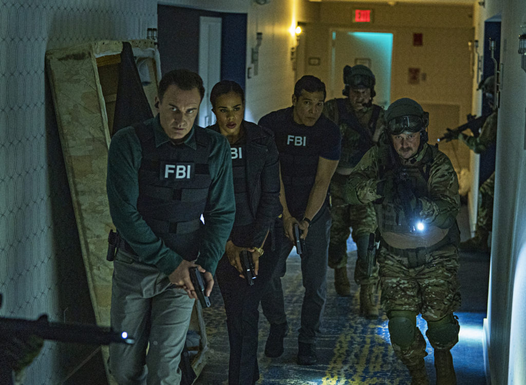 Julian McMahon se pone en la piel de los verdaderos héroes en esta explosiva serie