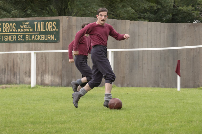 Historia, fútbol, lucha de clases y mucho más en esta EXCELENTE miniserie inglesa