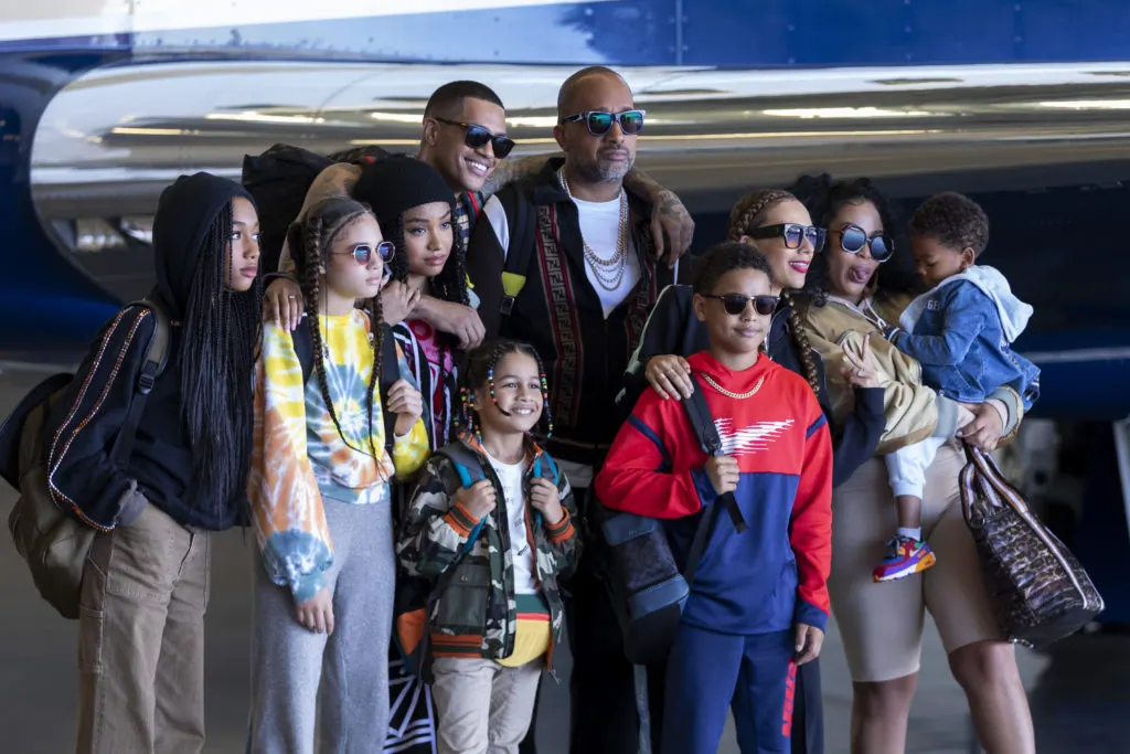 Traíler y fecha de estreno de la nueva serie con Kenya Barris y Rashida Jones