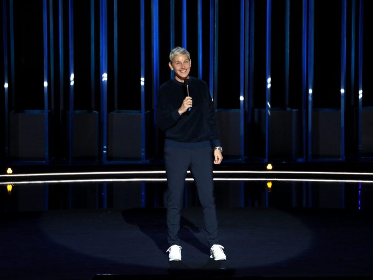8 shows stand-up de mujeres disponibles en Netflix para ver mientras trabajas o estudias en casa