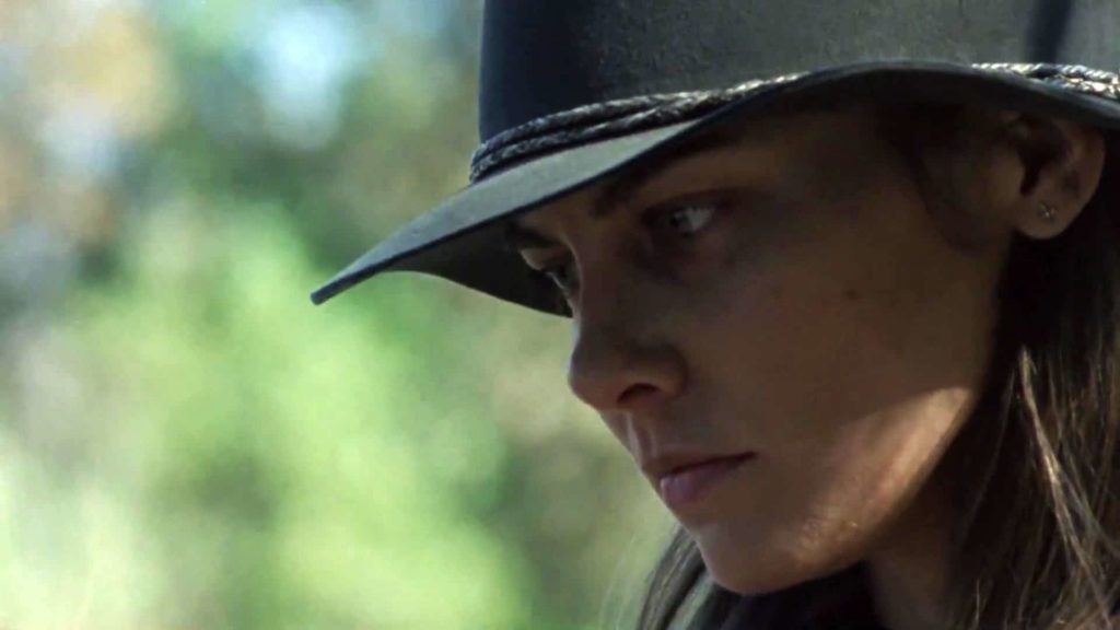 ¿Por qué vuelve Maggie a casa y quién fue que la invitó mediante la carta?