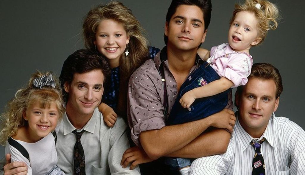 Los miembros del elenco recrean los créditos iniciales desde sus casas