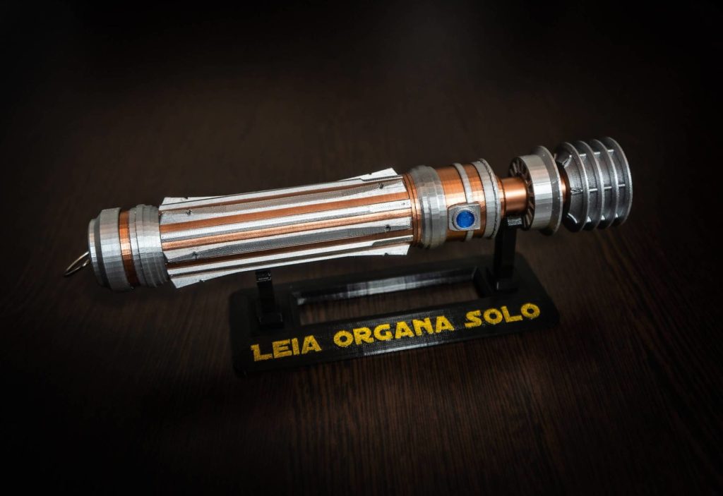 Detallado arte conceptual del lightsaber de Leia Organa Solo