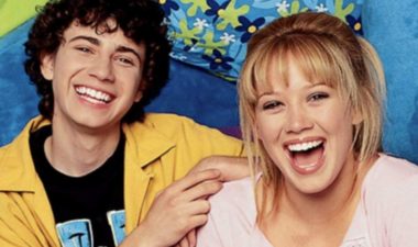 El elenco se reunió virtualmente para leer un guion de la serie
