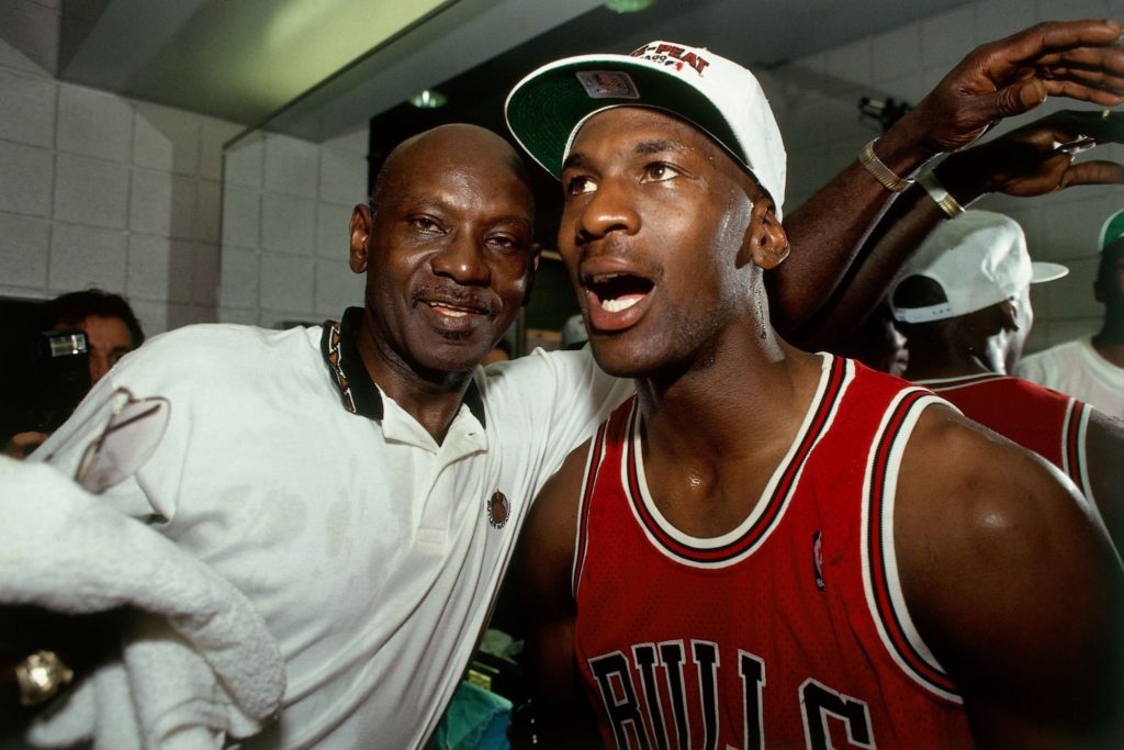 La serie hace bien al dejar de lado esta nefasta teoría de conspiración sobre el primer retiro de Michael Jordan