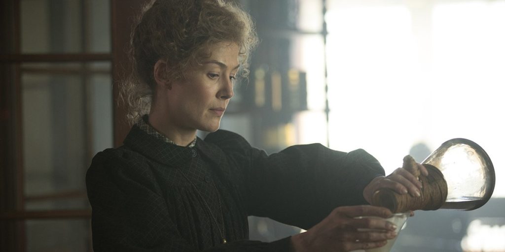 Así luce Rosamund Pike como la científica Marie Curie