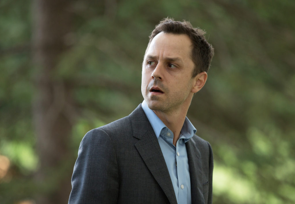 Bryan Cranston y Giovanni Ribisi, dos timadores timados en esta serie que DEBES ver