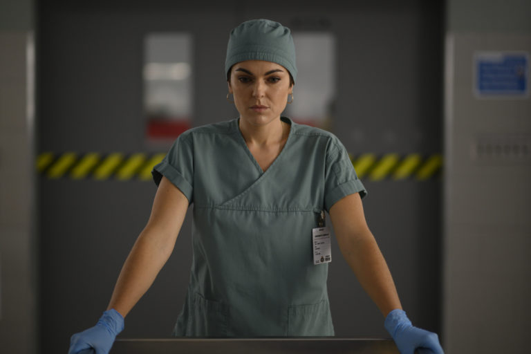 Entrevista exclusiva con Serinda Swan: la inclusión y la salud mental en la televisión