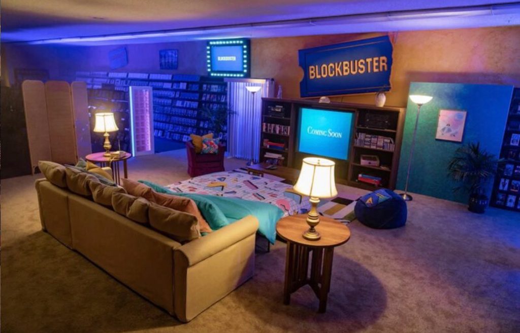 ¡Airbnb pone en renta el último Blockbuster para hacer pijamadas!