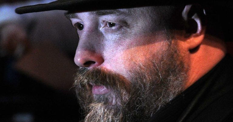 Productor Warren Ellis abandona la serie, tras acusaciones por acoso