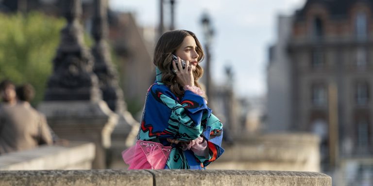 Con una segunda temporada de cargada enredos, Emily in Paris vuelve a cumplir