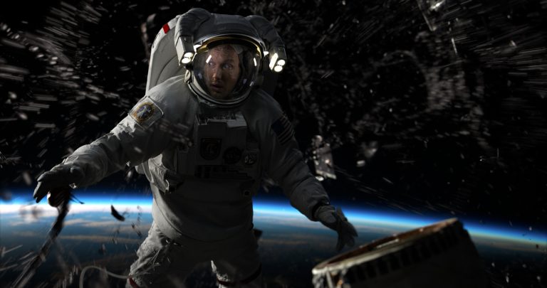 Moonfall, la nueva propuesta apocalíptica de Roland Emmerich, entretiene, pero…