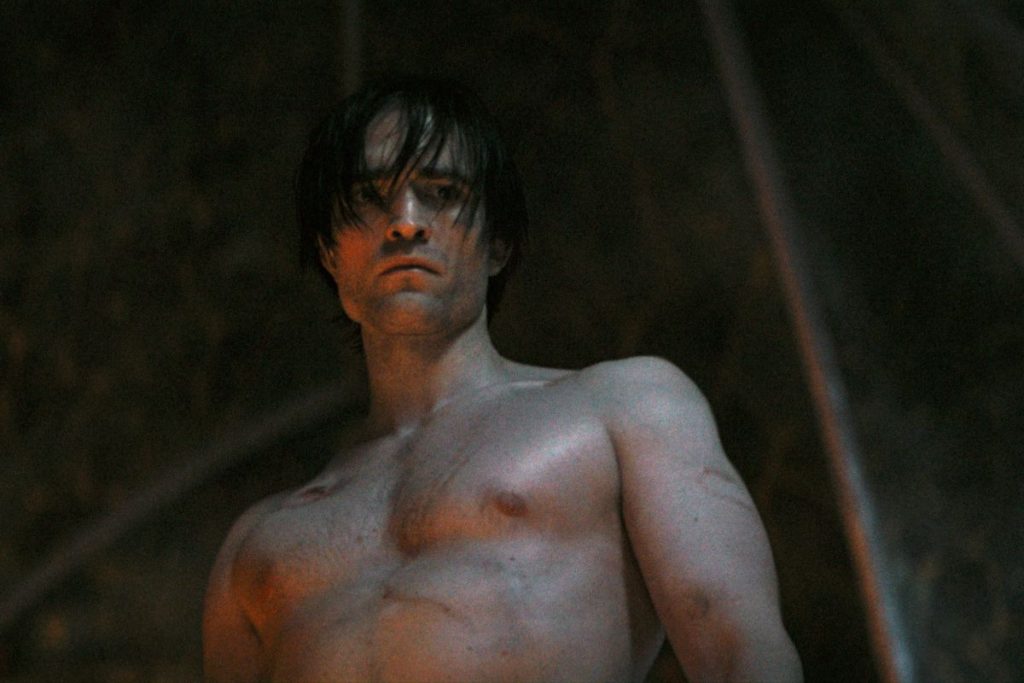 Robert Pattinson dice que Bruce Wayne tiene más sentido sin su personalidad de playboy en The Batman