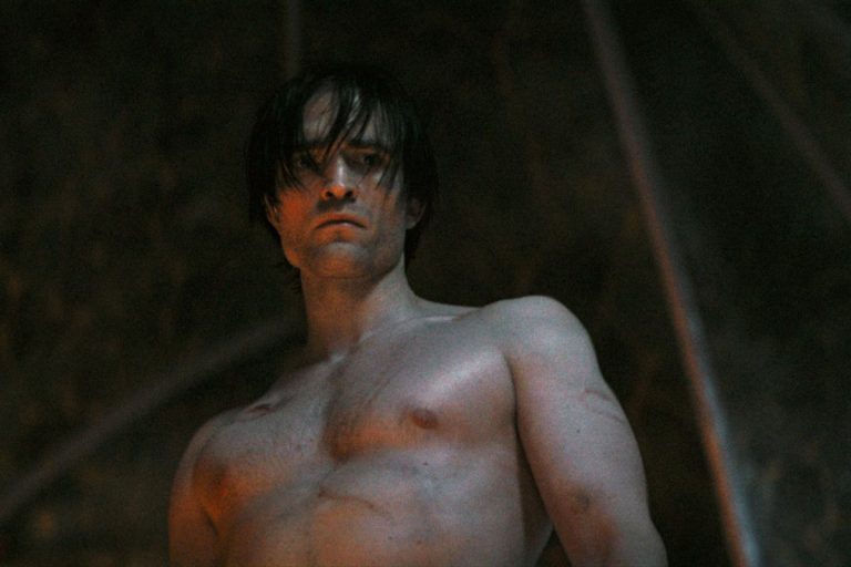 Robert Pattinson dice que Bruce Wayne tiene más sentido sin su personalidad de playboy en The Batman